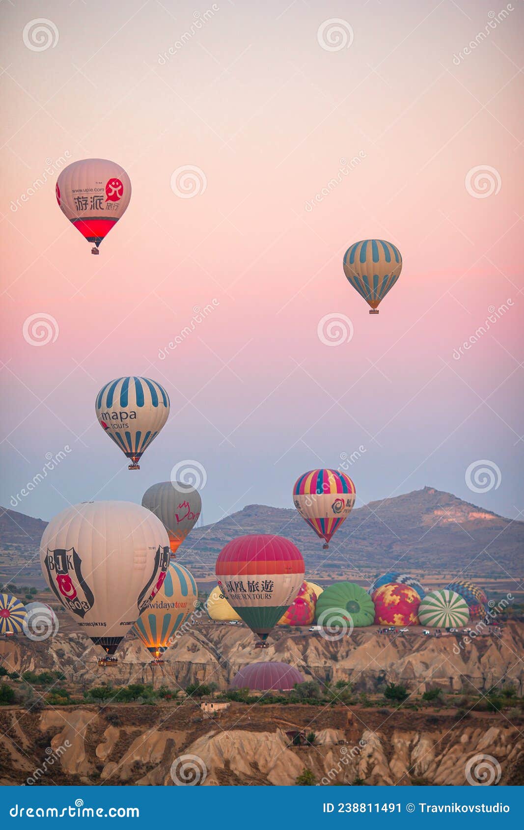 Ballons Chauds Lumineux Dans Le Ciel De La Turquie Cappadoce Photo