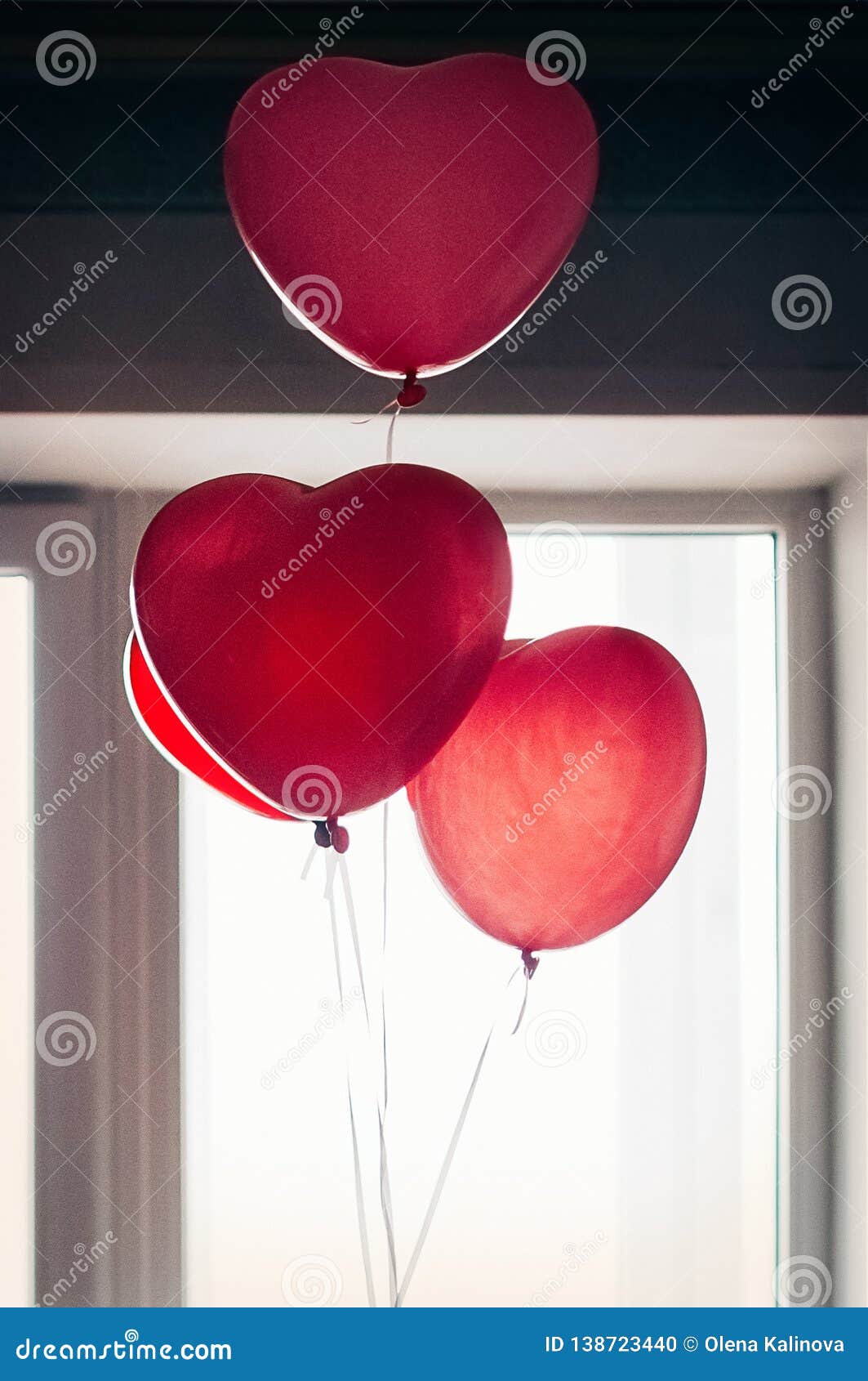 Ballons De Coeur D'amour Rétros Contre La Fenêtre Photo stock - Image du  abstrait, vacances: 138723440