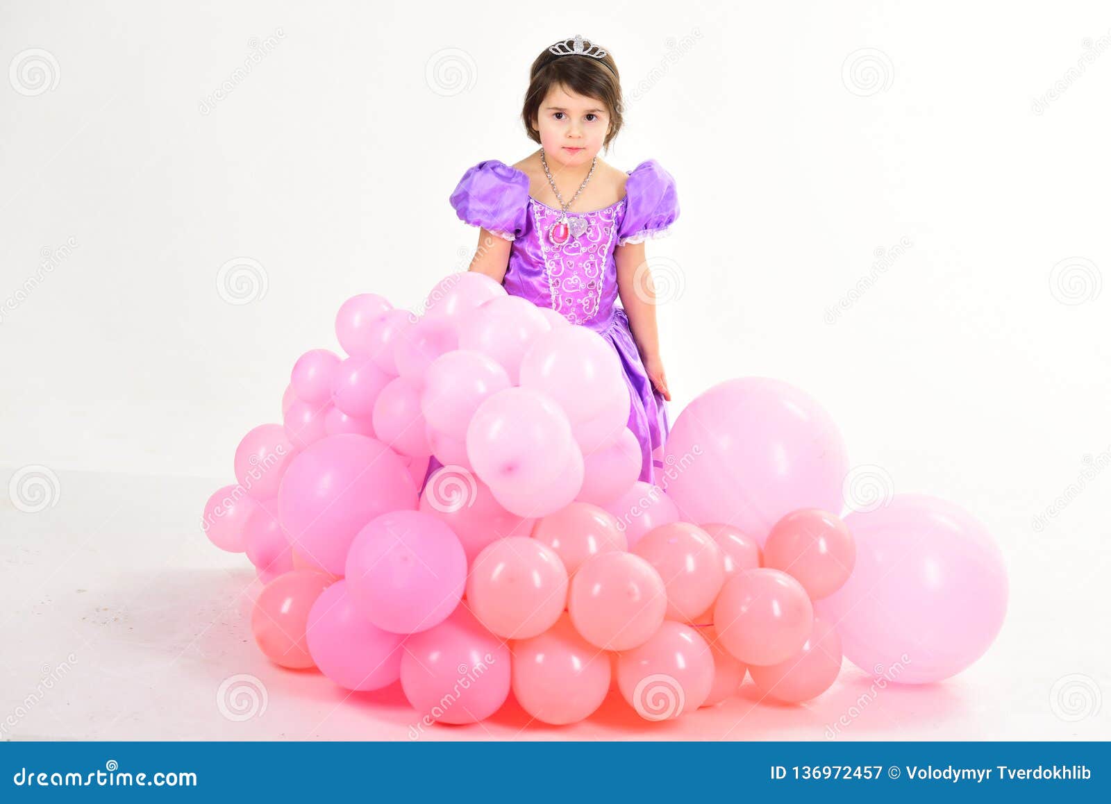 Ballons De Reception Joyeux Anniversaire Petite Fille Dans La Robe De Princesse Mode D Enfant Peu Coup Manque Dans La Belle Robe Image Stock Image Du Apprecier Ballon Ballons De Reception Joyeux Anniversaire Petite Fille Dans La Robe De Princesse Mode D Enfant Peu Coup Manque Dans La Belle Robe Image Stock Image Du Apprecier Ballon