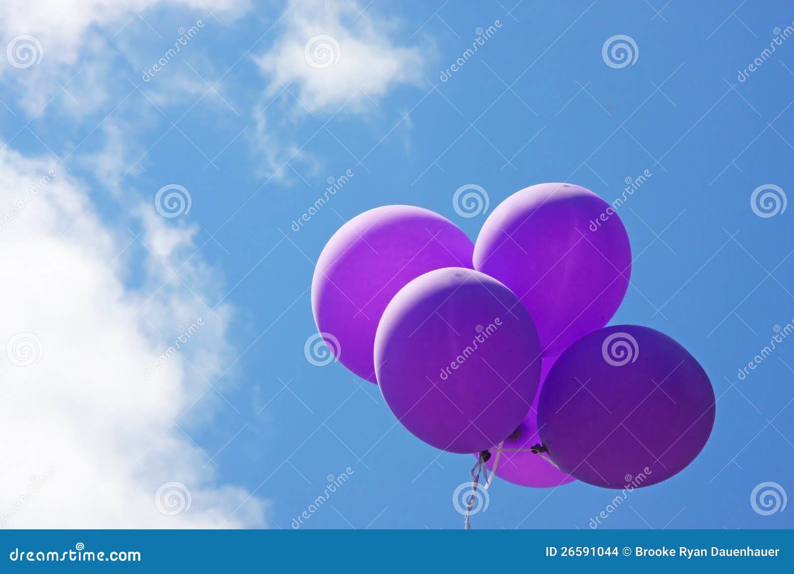 Beaucoup De Ballons Colorés Lumineux Volant Dans Le Ciel Bleu Avec