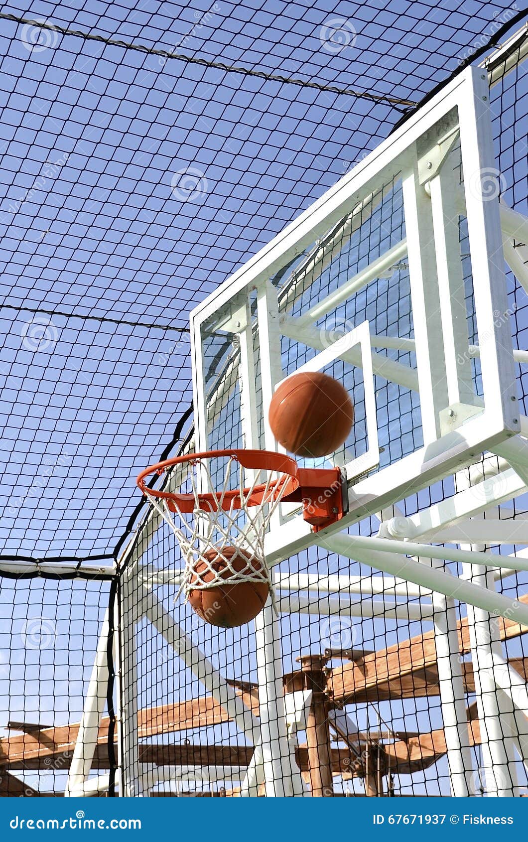 Baloncesto En Una Jaula Neta Imagen de archivo Imagen de ataque