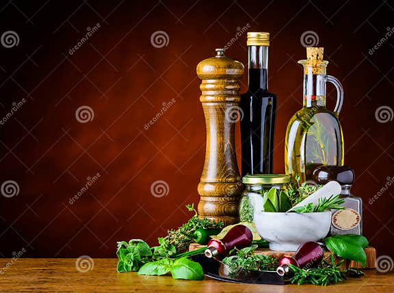 BalsamicoEssig, Olive Oil Und Grüne Kräuter Stockfoto Bild von