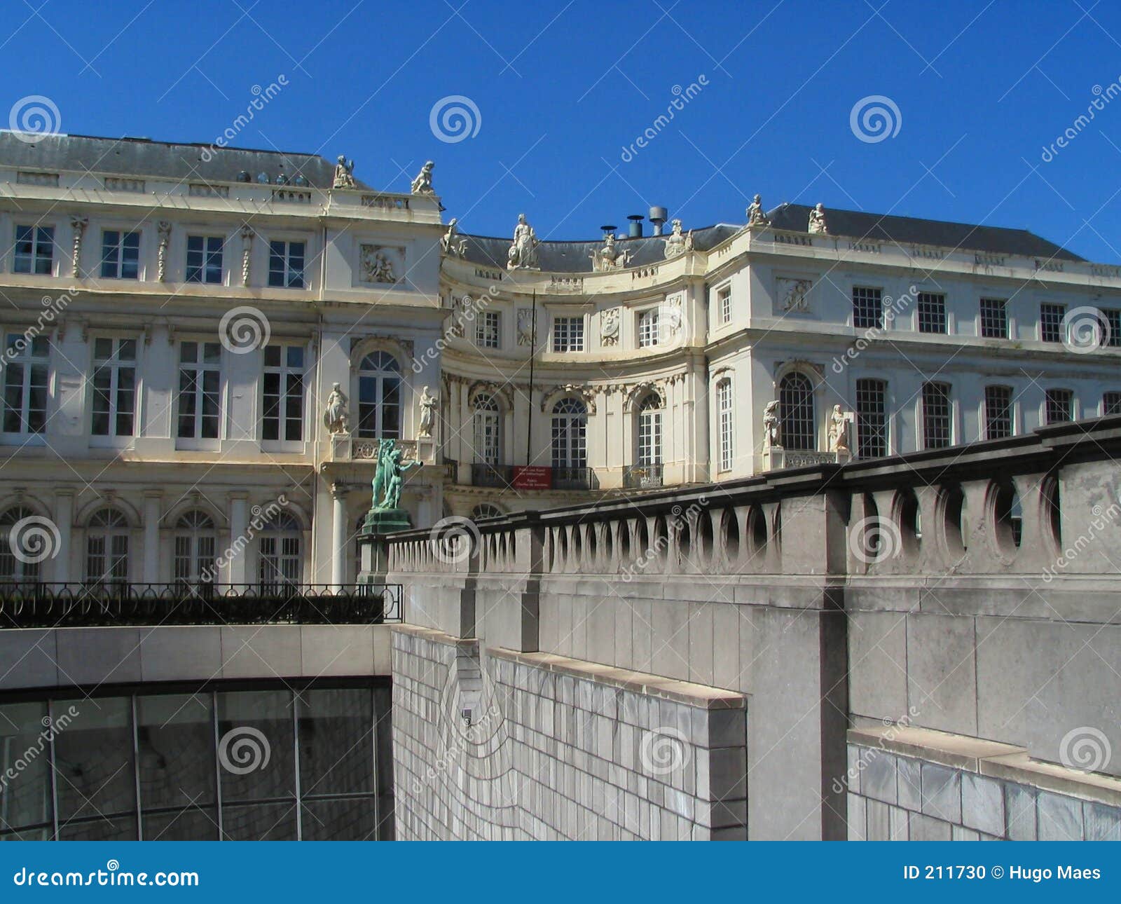 balustrade, contrast old-new.