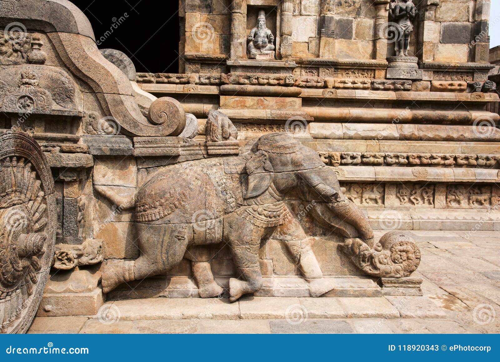 Balustrade, de gesneden olifant en blokkenwagen van Shiva ` s bij ingang aan Airavatesvara-Tempel, Darasuram, Tamil Nadu, India. Balustrade, de gesneden olifant en blokkenwagen van Shiva ` s bij ingang aan Airavatesvara-Tempel, Darasuram, dichtbij Kumbakonam, Tamil Nadu, India Gebouwd door Chola Koning Rajaraja II tussen ADVERTENTIE 1146 en 1172