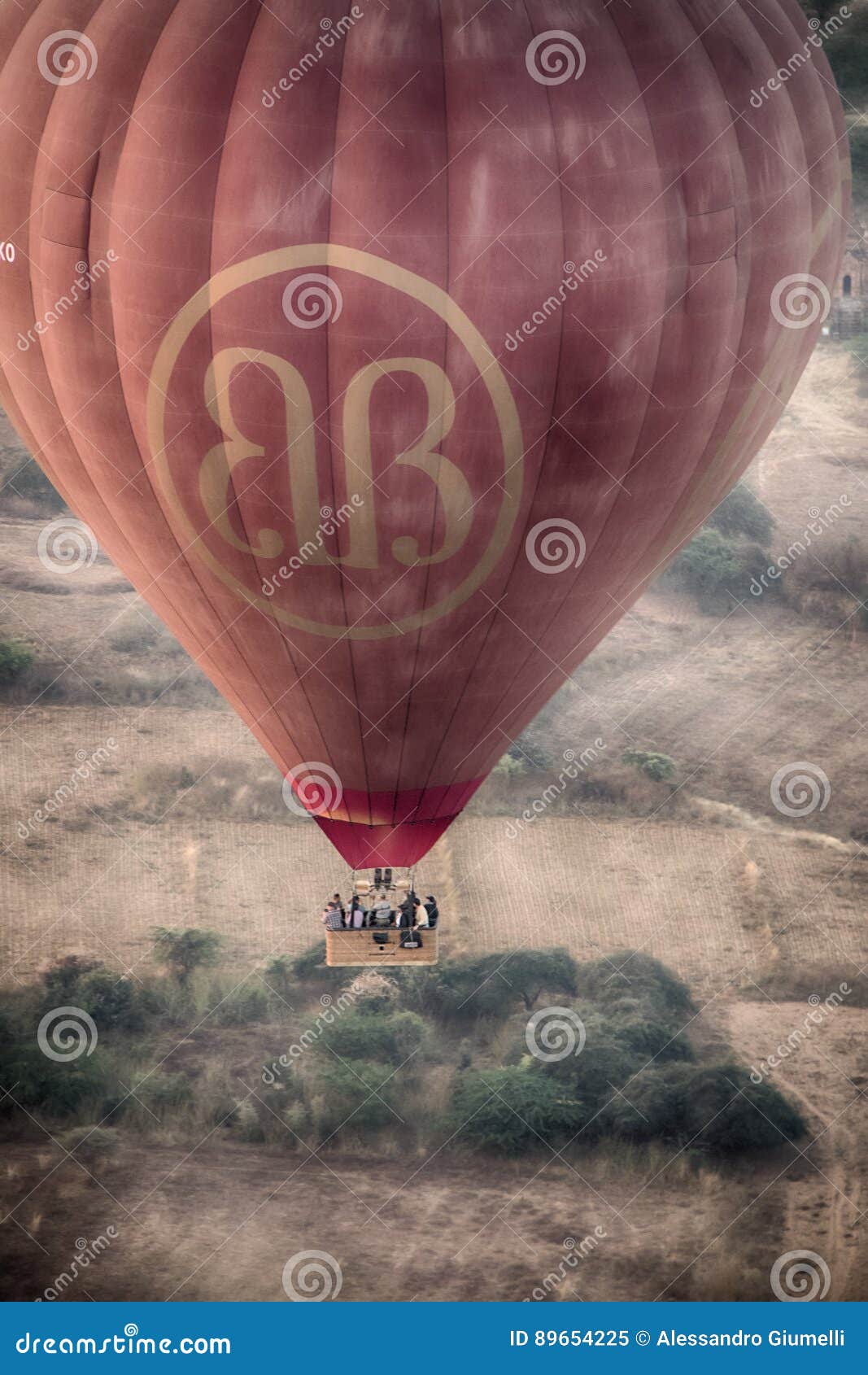 Balão de ar quente 4 de Birmania. Ele tempo do ` s voar com um balão de ar quente sobre Bagan, Birmania