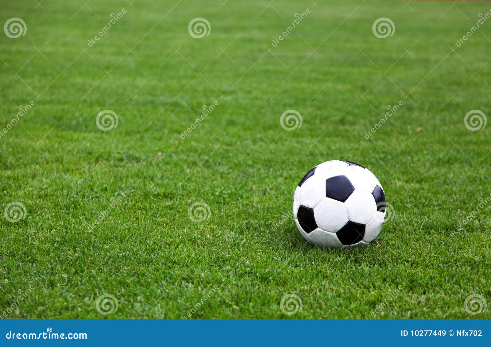 Foto de un balón de fútbol en campo del estadio