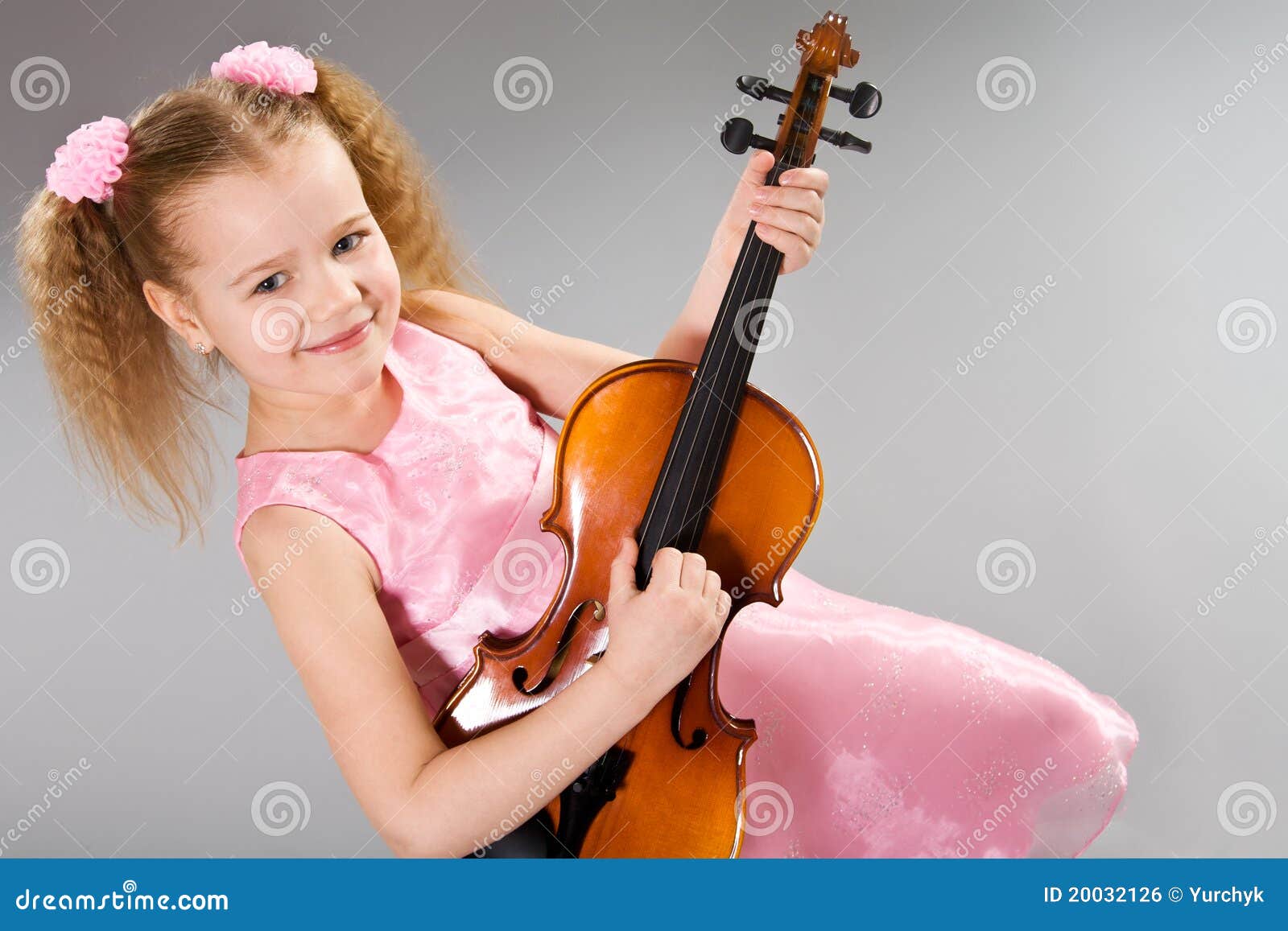 Bambina Adorabile Con Il Violino Fotografia Stock Immagine di