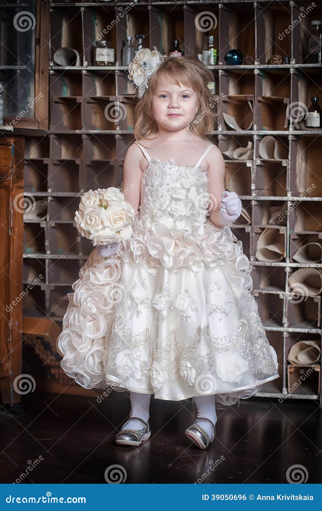 Bambina Astuta in Vestito Ed in Guanti Bianchi Fotografia Stock - Immagine  di decorazione, ragazza: 39050696