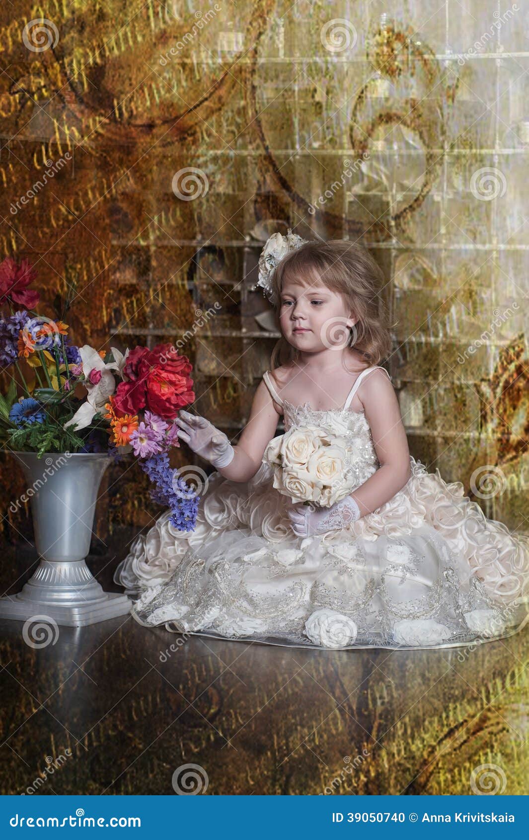 Bambina Astuta in Vestito Ed in Guanti Bianchi Fotografia Stock - Immagine  di fiore, fiori: 39050740