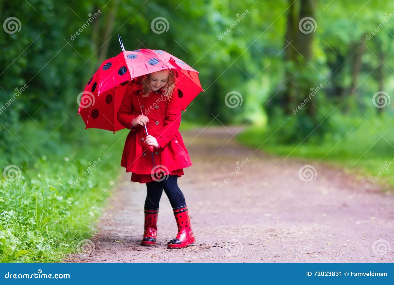 Sognare Una Bambina Che Cammina Bambina Che Cammina Nella Pioggia Immagine Stock - Immagine di bambini