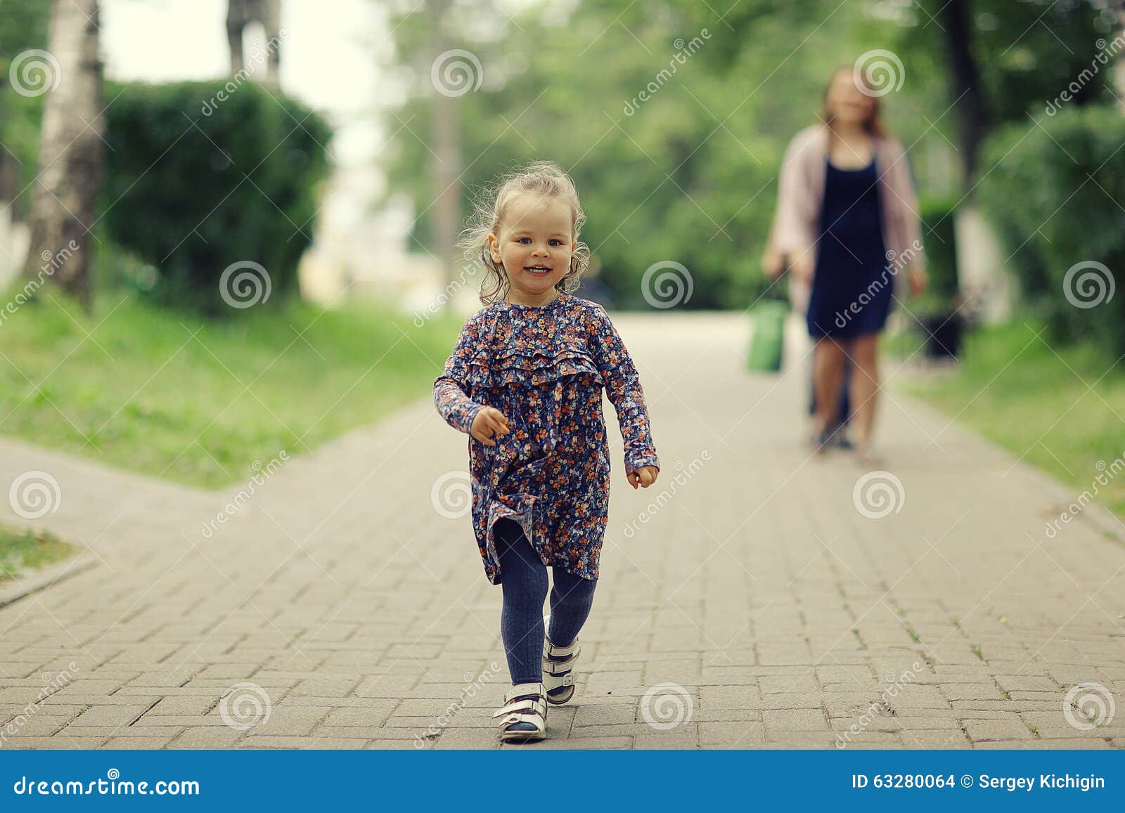 Sognare Una Bambina Che Cammina Bambina Che Cammina Nella Sosta Fotografia Stock - Immagine di giorno