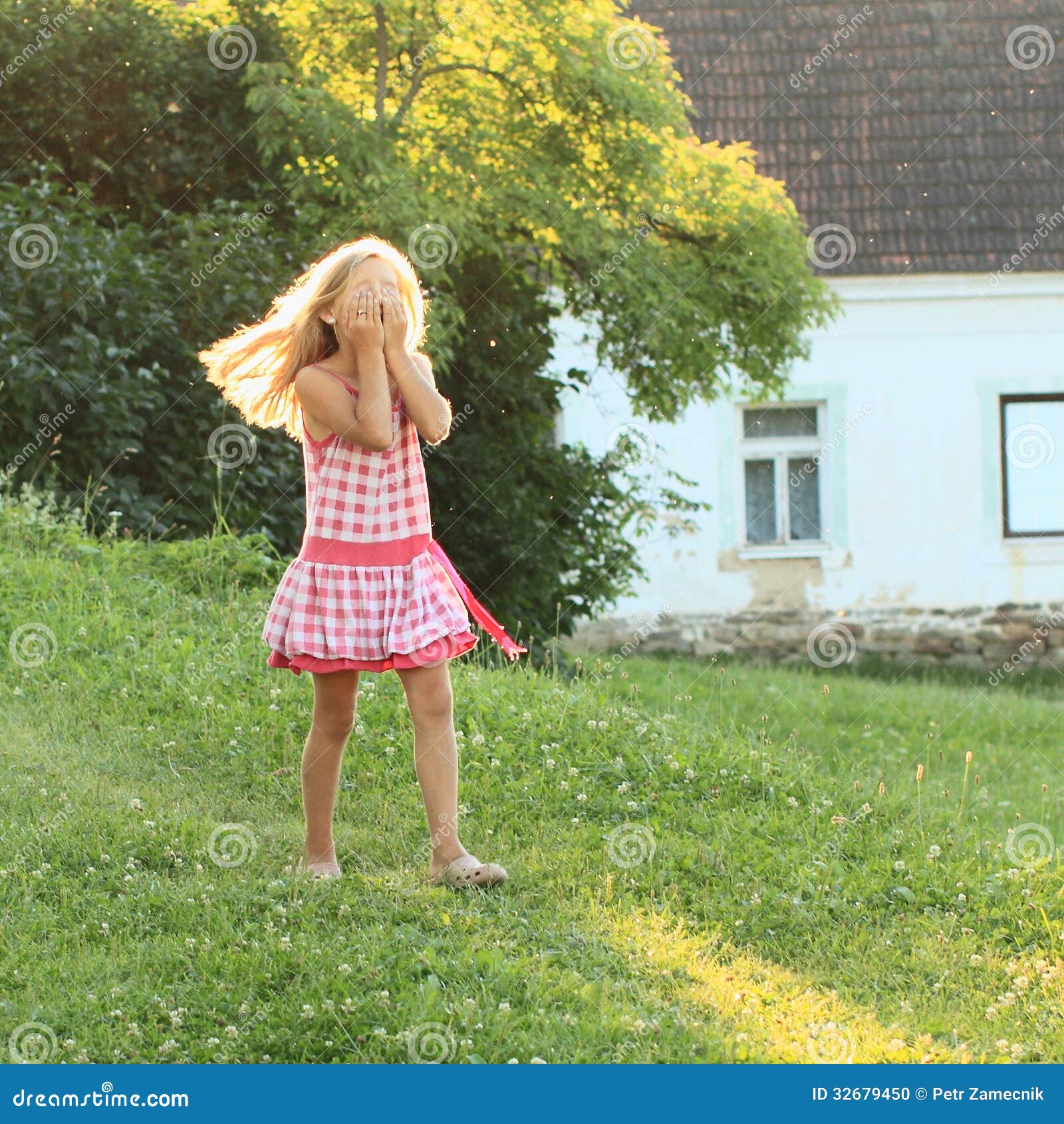 Sognare Una Bambina Che Cammina Bambina Che Cammina Sul Prato Fotografia Stock - Immagine di casa