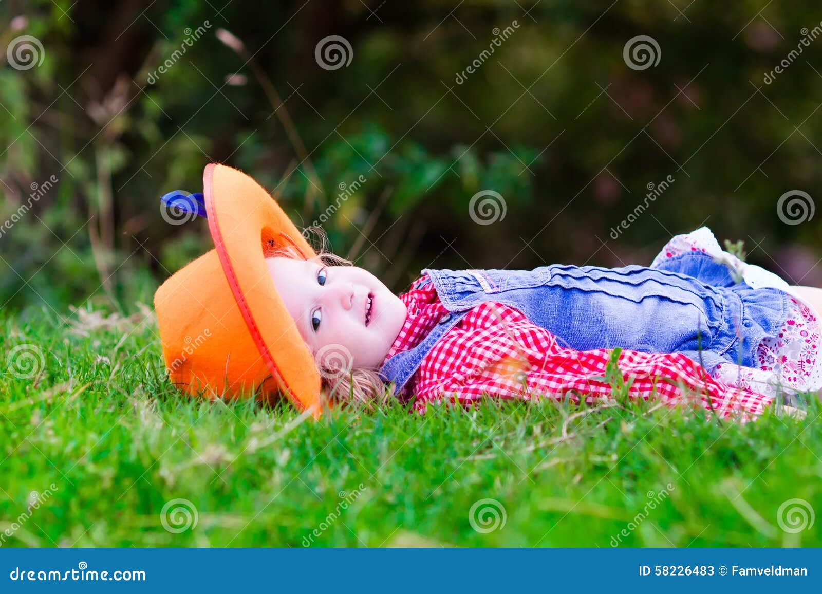 Bambina Che Gioca Con Il Cavallo Del Giocattolo in Costume Del Cowboy  Immagine Stock - Immagine di felice, americano: 58226483