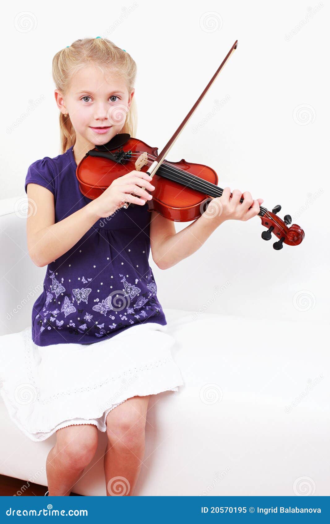 Bambina che gioca violino immagine stock. Immagine di membra 20570195