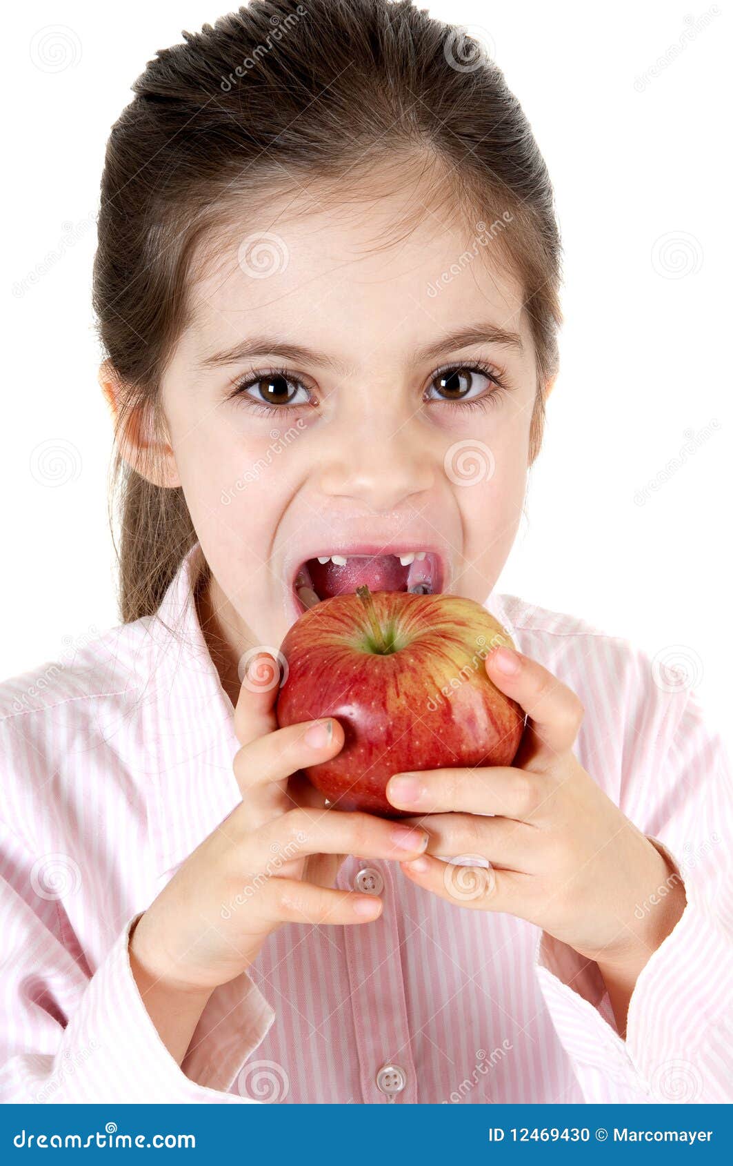 bambina che mangia una mela