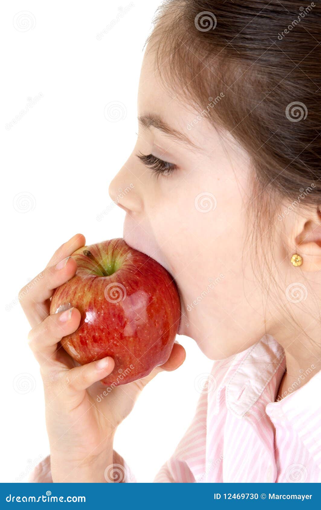 bambina che mangia una mela close up