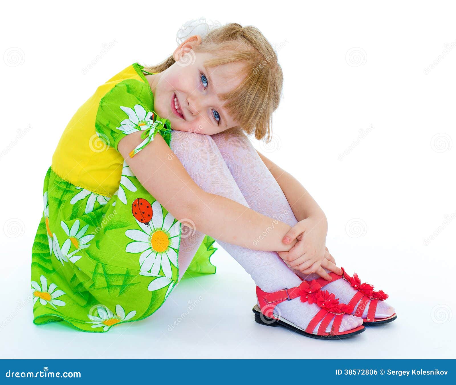 Bambina Che Si Siede Abbracciando Le Suoi Ginocchia E Sorridere