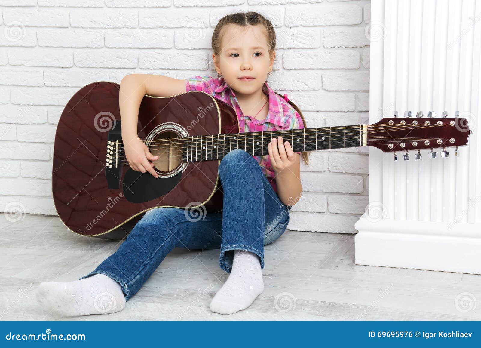 Bambina Che Si Siede Con Una Chitarra Fotografia Stock Immagine di