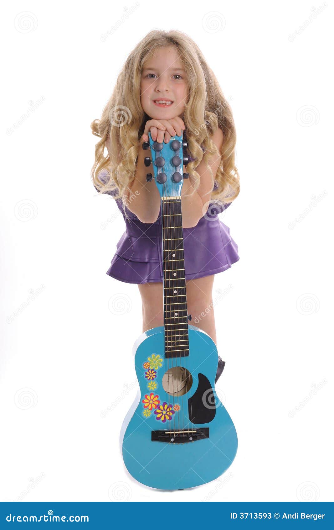 Bambina Divertente Con La Chitarra Del Giocattolo Su Bianco Fotografia - Foto 2