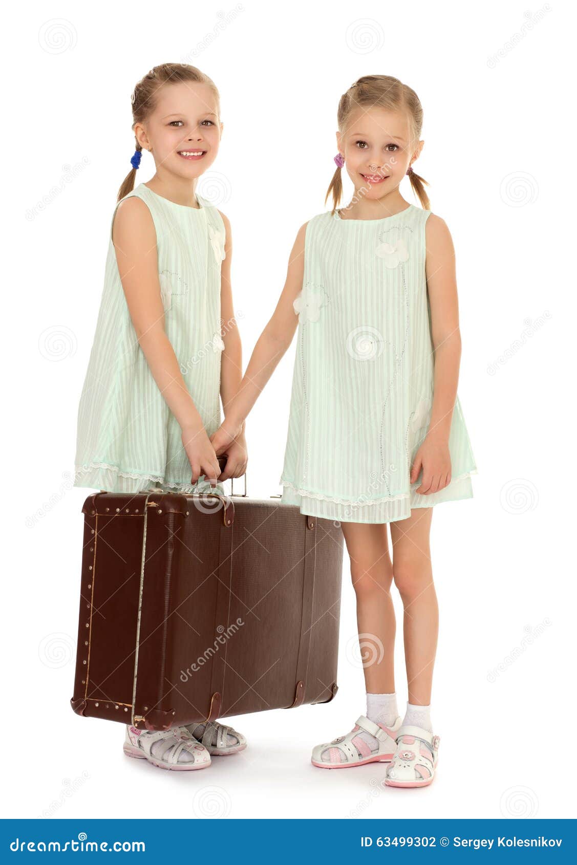 Bambina con la valigia fotografia stock. Immagine di seduta - 63499302