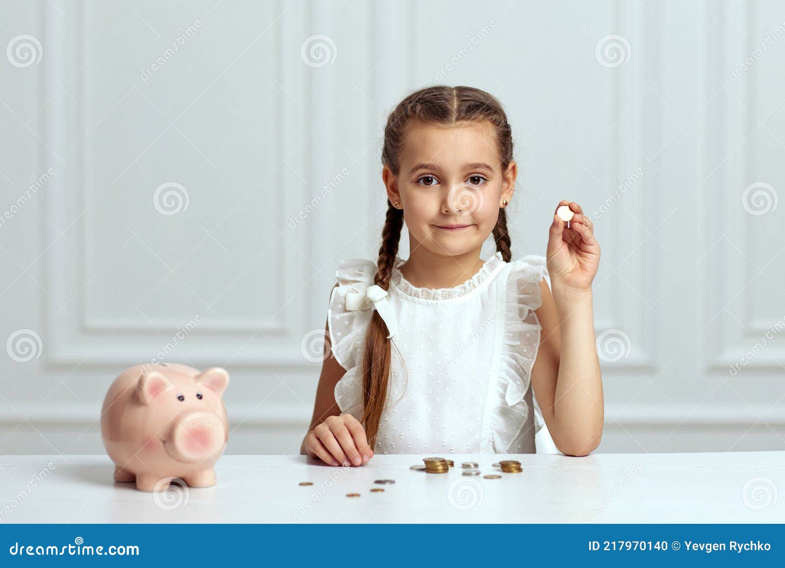 Bambina Con Un Salvadanaio a Casa Fotografia Stock - Immagine di felice,  soddisfare: 217970140