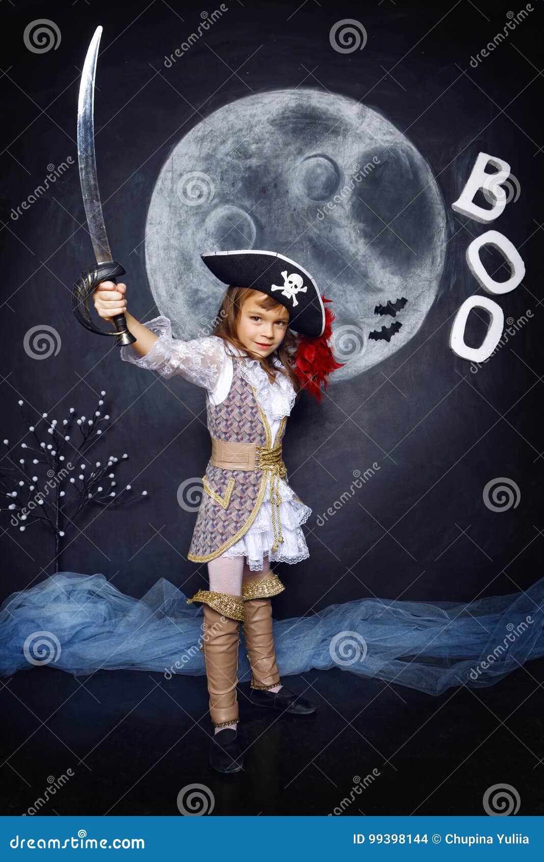 Bambina in Costume Del Pirata Concetto Di Halloween Fotografia Stock -  Immagine di arrabbiato, bellezza: 99398144