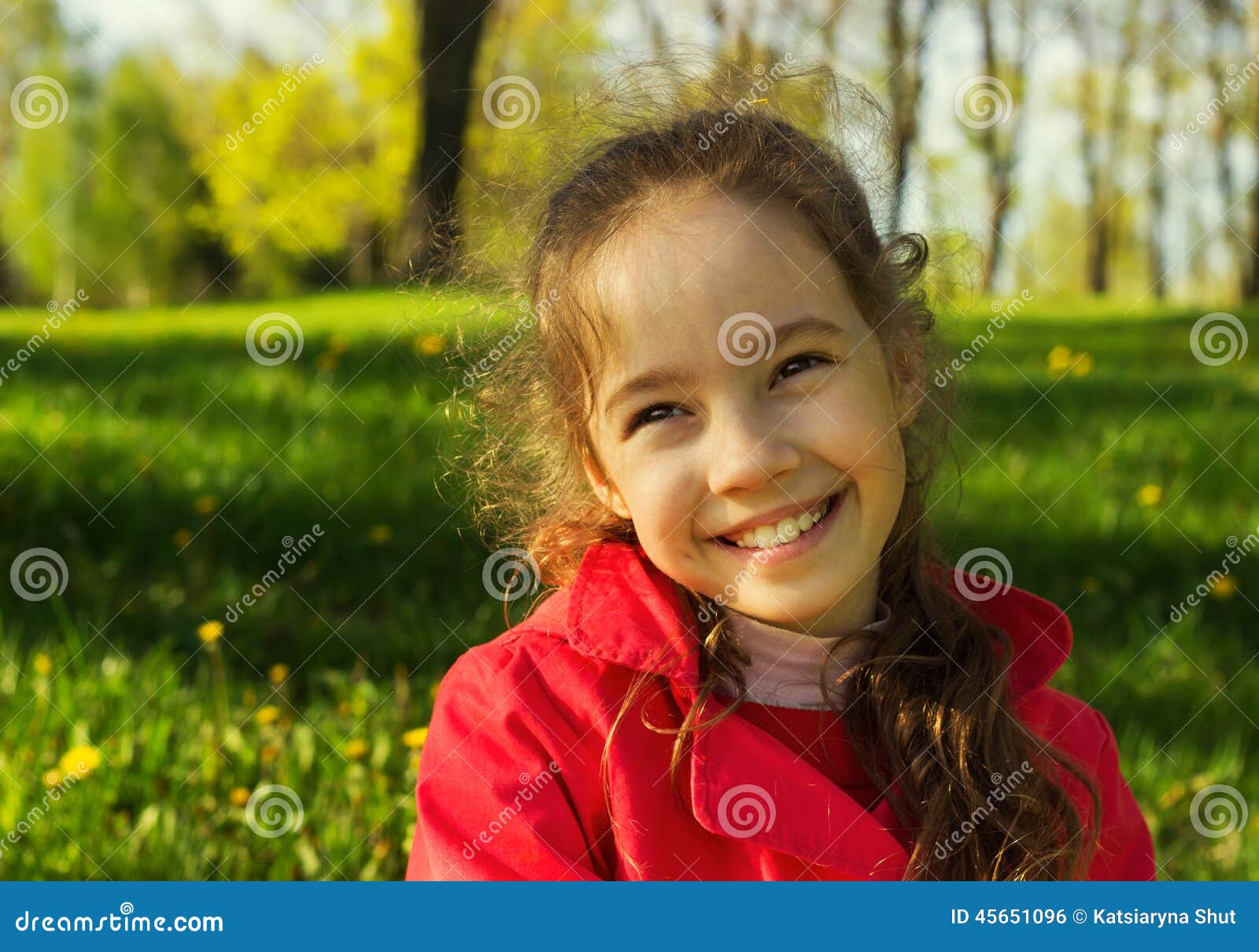 Bambina Dolce All'aperto Con Capelli Ricci Nel Vento Fotografia Stock -  Immagine di vento, americano: 45651096