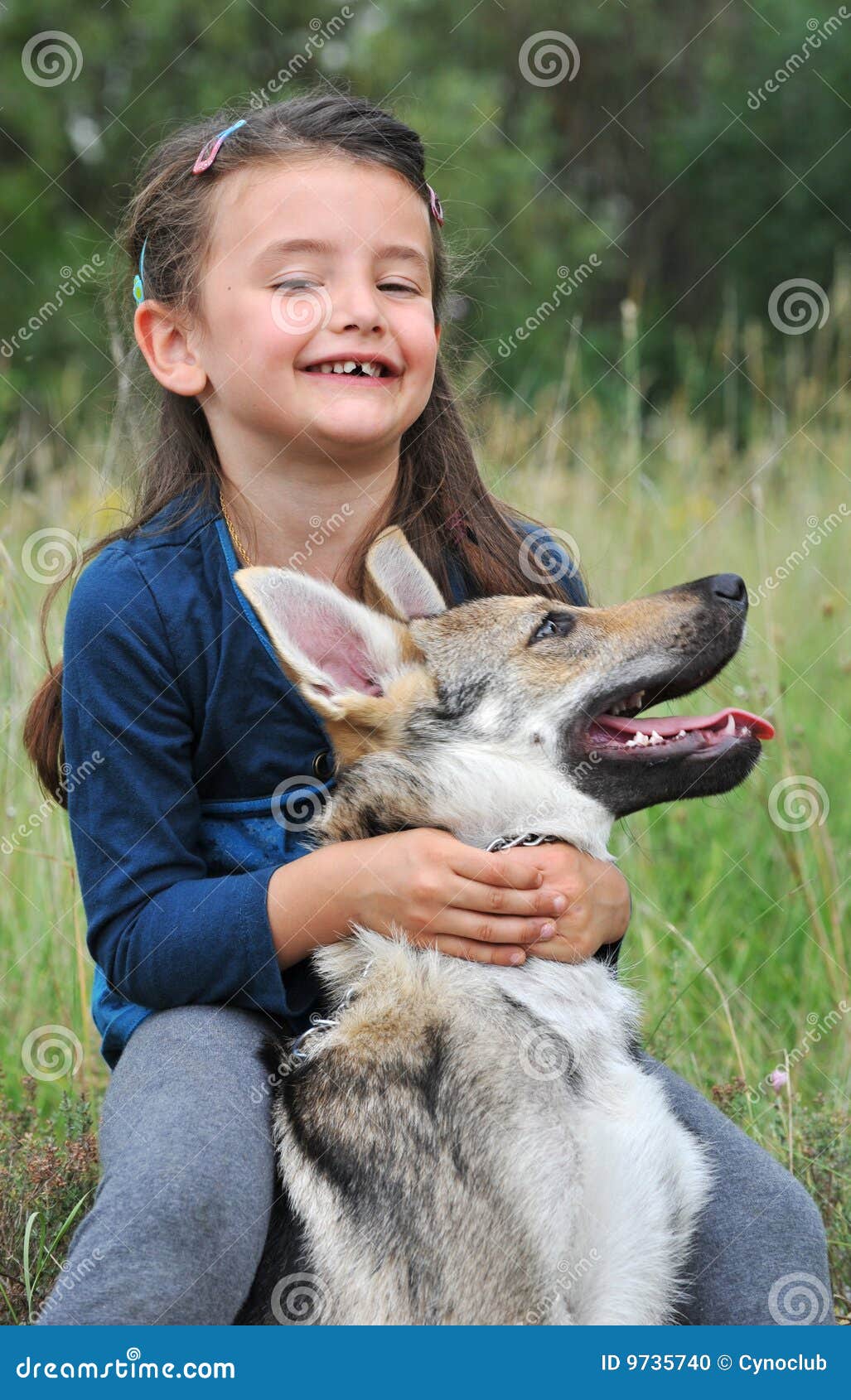 Bambina Ed Il Suo Cane Del Lupo Del Bambino Fotografia Stock - Immagine di  sorridere, cane: 9735740