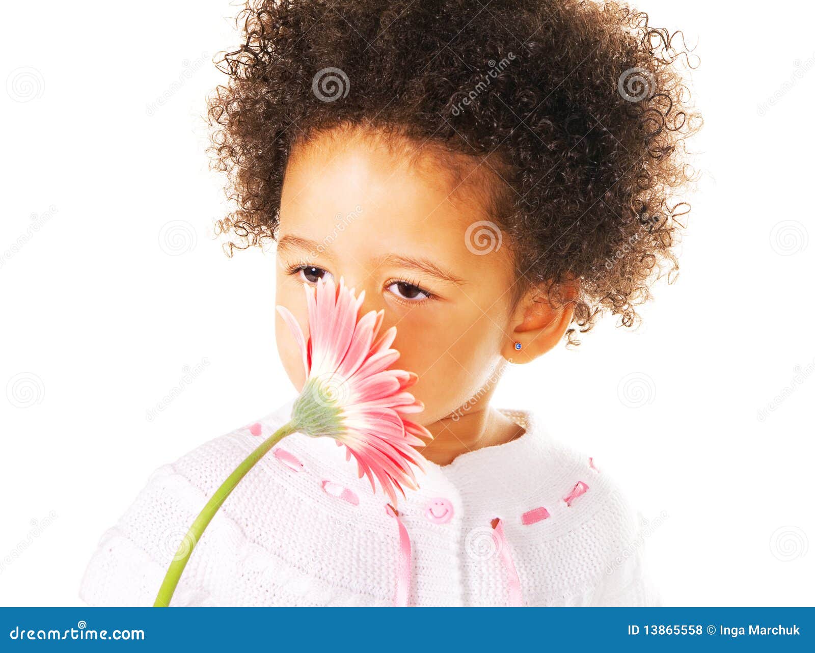 Bambina Graziosa Che Sente L'odore Di Un Fiore Fotografia Stock
