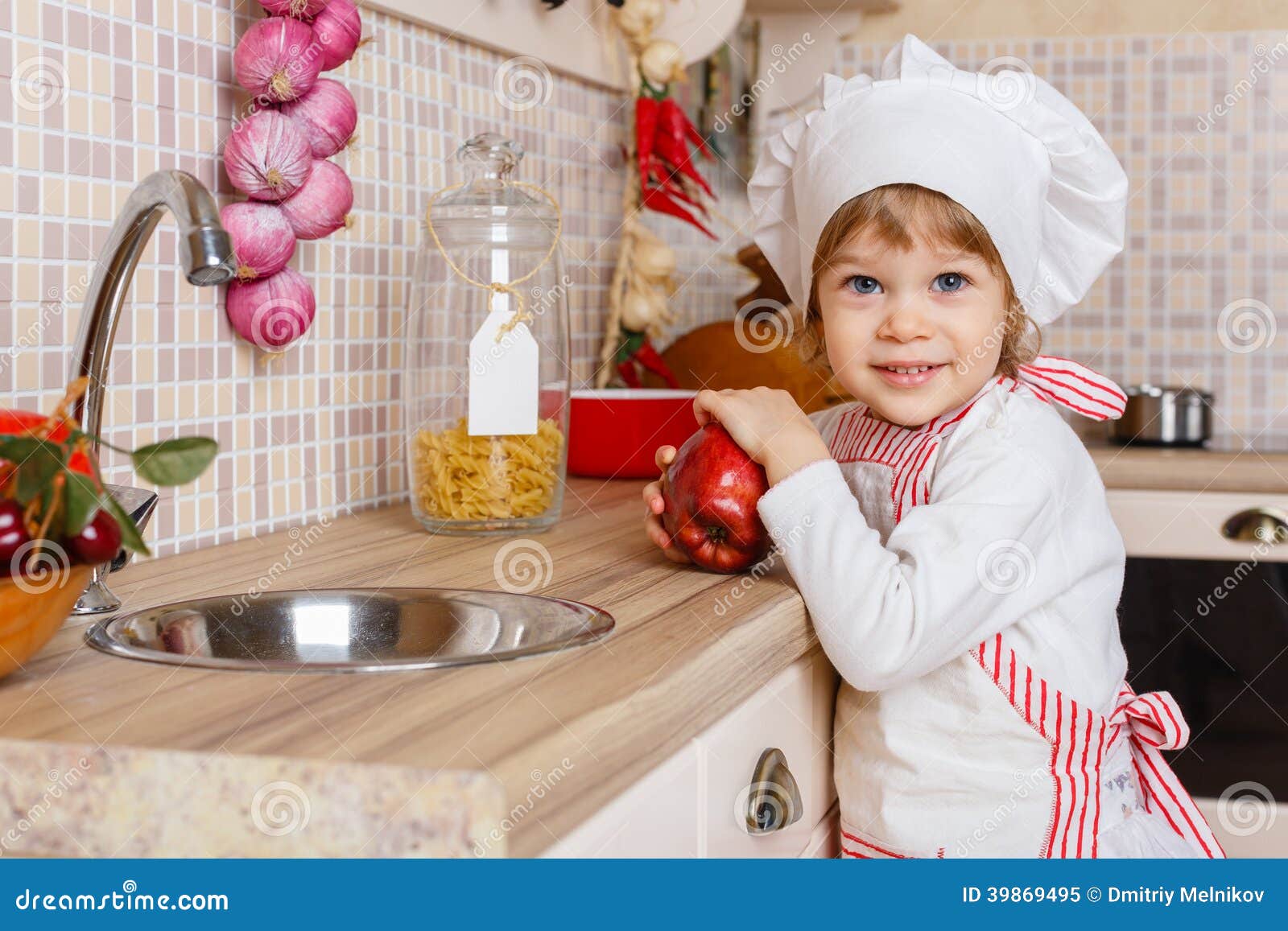 Bambina in Grembiule Nella Cucina. Immagine Stock - Immagine di vestito,  cucina: 39869495