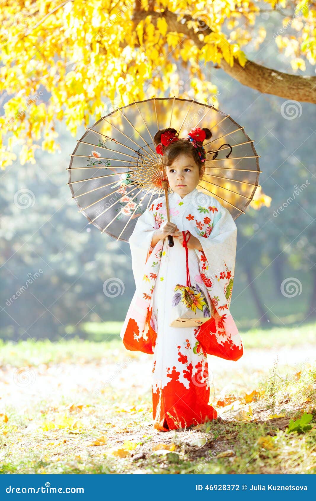 Bambina in Kimono Giapponese Tradizionale Fotografia Stock - Immagine di  abbastanza, faccia: 46928372