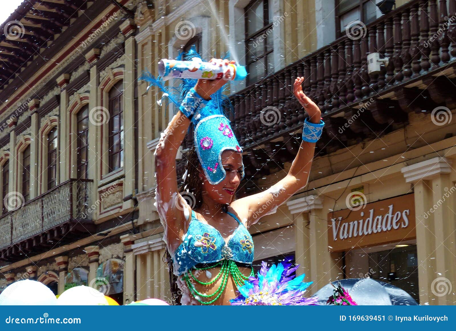 Bambina Schiuma Spruzzante Alla Parata Del Carnevale Fotografia Editoriale  - Immagine di città, partito: 169639451