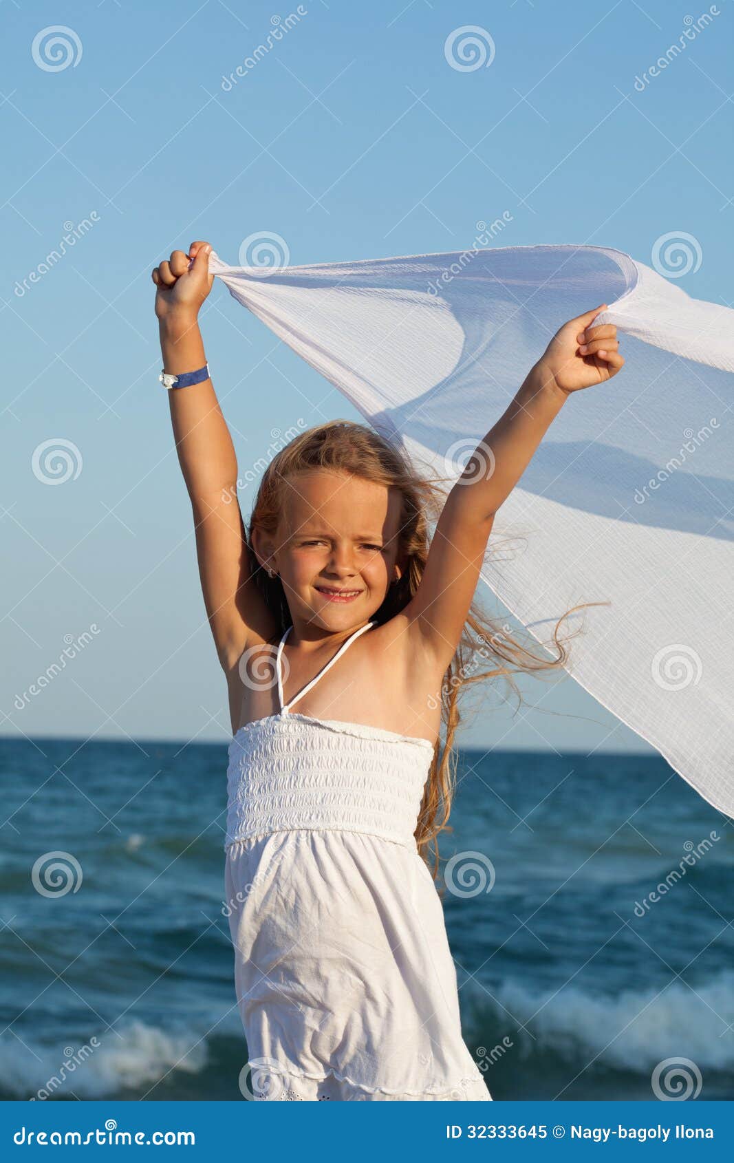 Bambina Sulla Riva Di Mare Che Gioca Con Una Bandana Nel Vento Immagine  Stock - Immagine di giocoso, felicità: 32333645