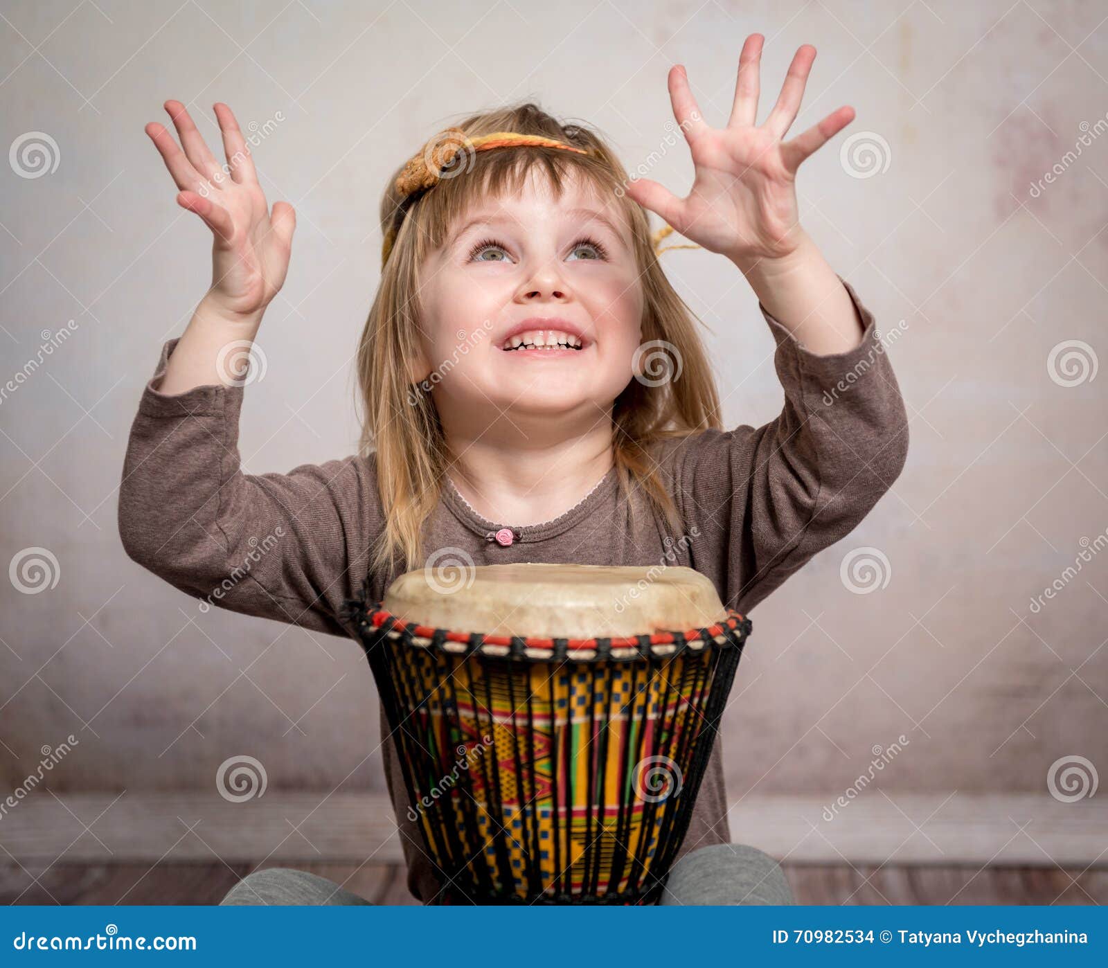 Bambina Sveglia Che Gioca Tamburo Fotografia Stock Immagine di