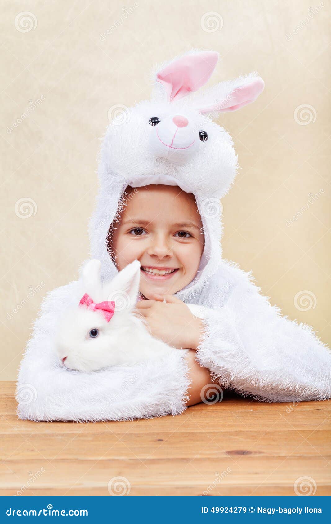 Bambina Sveglia in Costume Del Coniglietto Con Coniglio Bianco Immagine  Stock - Immagine di bambini, lanuginoso: 49924279