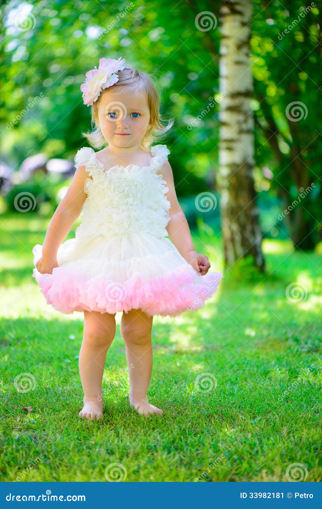 Bambina Sveglia in Tutu Al Parco Immagine Stock - Immagine di