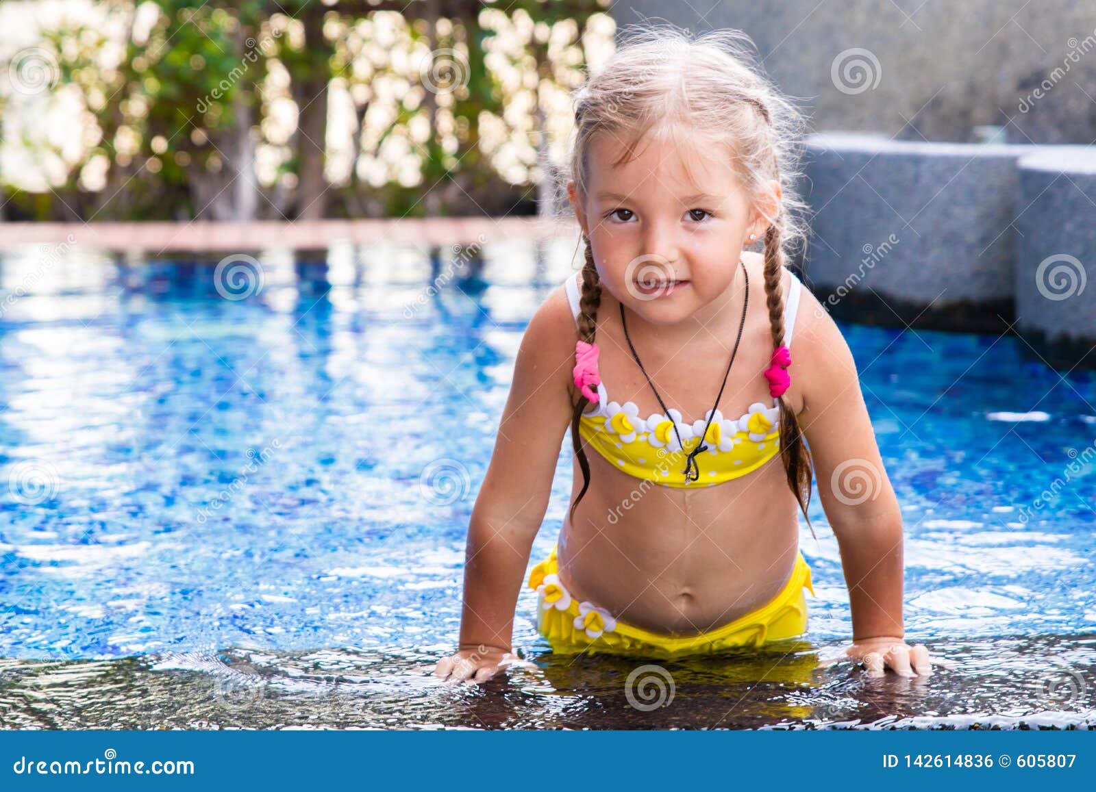 Bambina in Un Costume Da Bagno Giallo in Uno Stagno Blu Come Una Sirena  Bambini Concetto, Modo Dei Bambini Fotografia Stock - Immagine di giorno,  innocente: 142614836