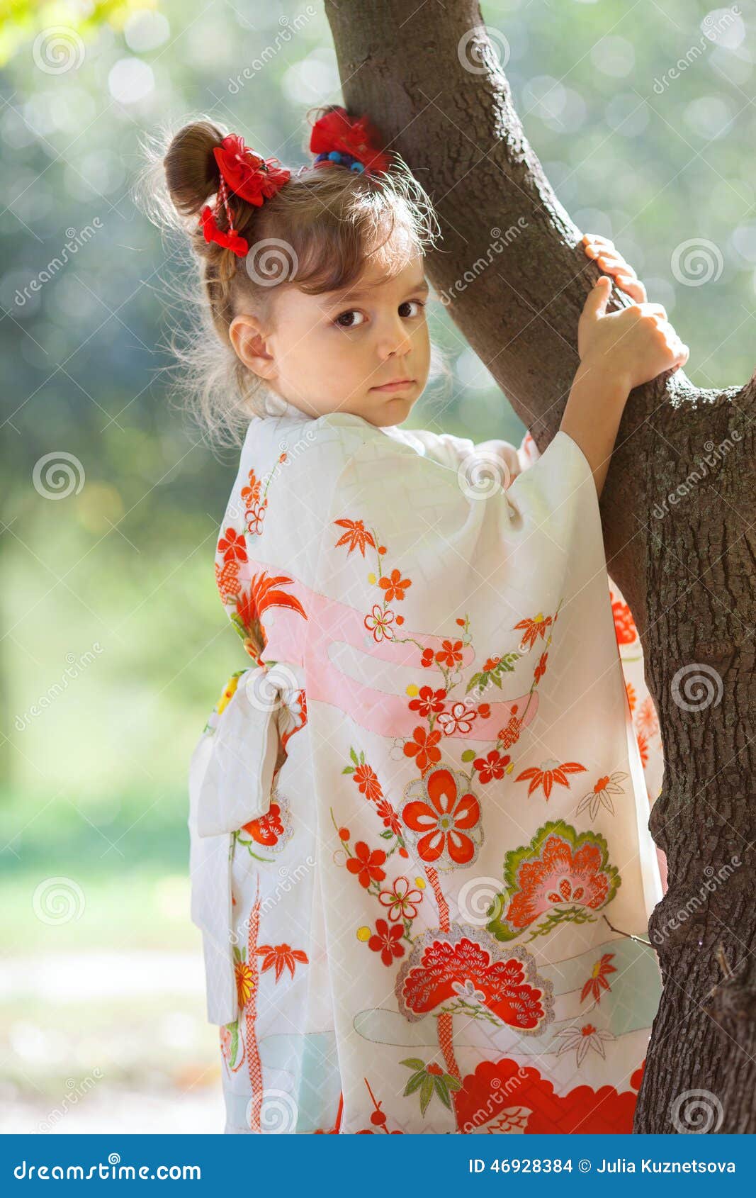 Bambina in Un Kimono Giapponese Fotografia Stock - Immagine di seta,  festival: 46928384