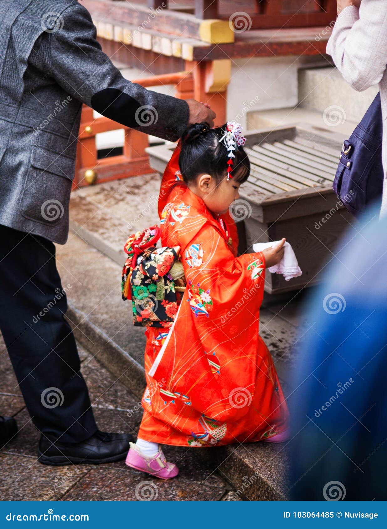 Bambina in Vestito Dal Kimono Al Santuario Del Giapponese Immagine  Editoriale - Immagine di buddismo, oriente: 103064485