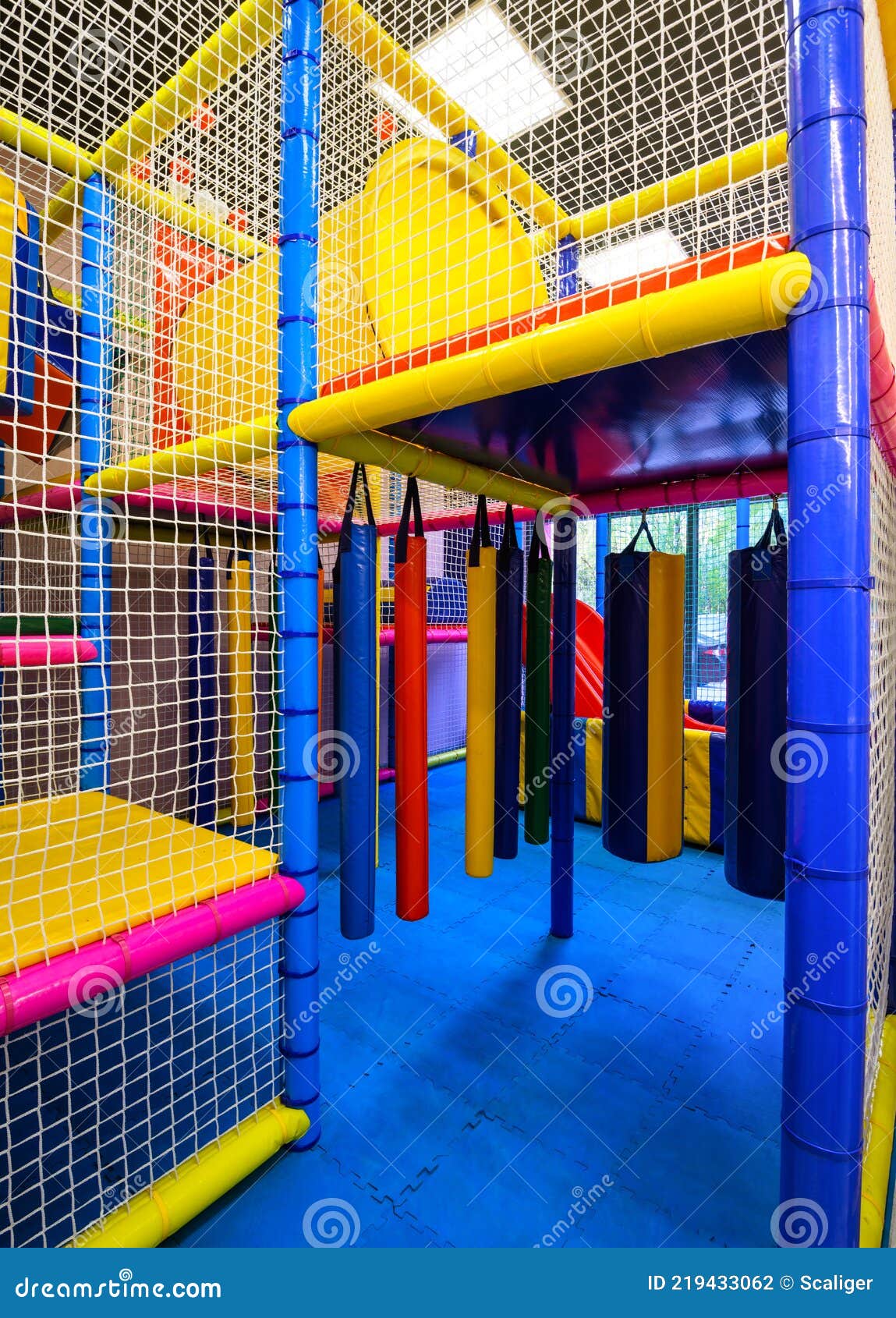 Bambini Al Parco Giochi All'interno Della Sala Giochi Multilivello Di Nizza  Fotografia Stock - Immagine di labirinto, disegno: 219433062