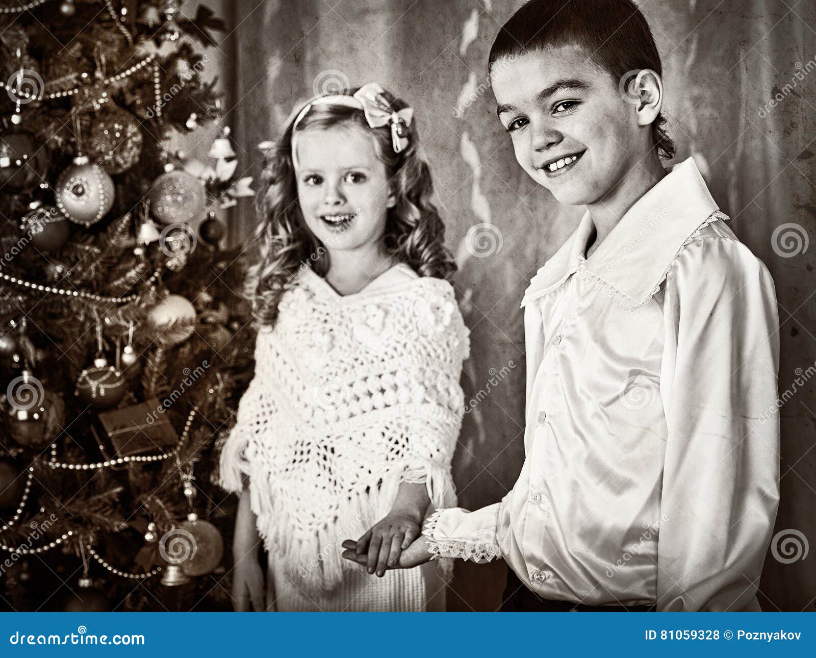 Bambini In Bianco E Nero Dell Immagine Sotto L Albero Di Natale Fotografia Stock Immagine Di Kraft Retro