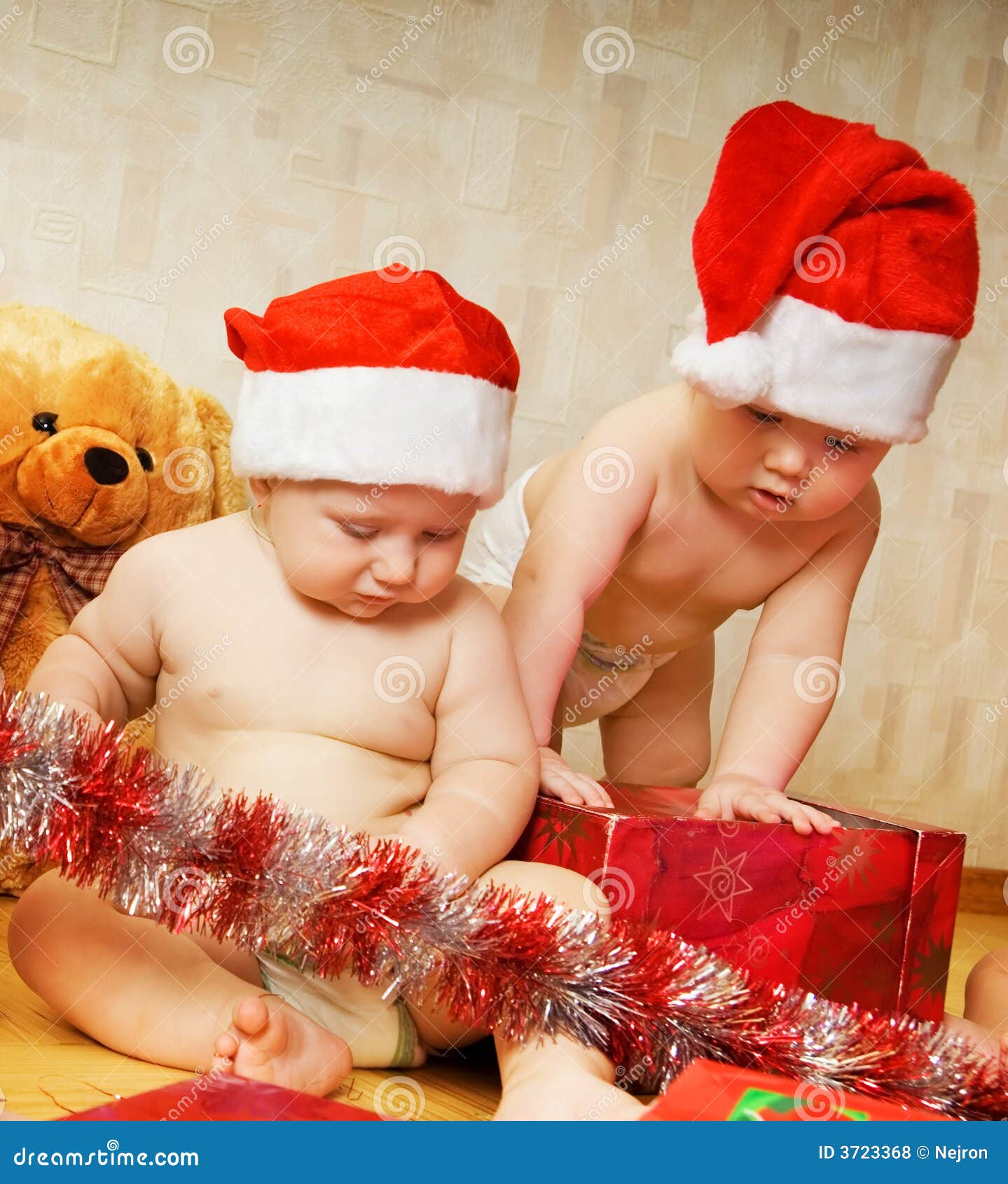 Foto Bambini Di Natale.Bambini In Cappelli Di Natale Fotografia Stock Immagine Di Festa Amicizia 3723368