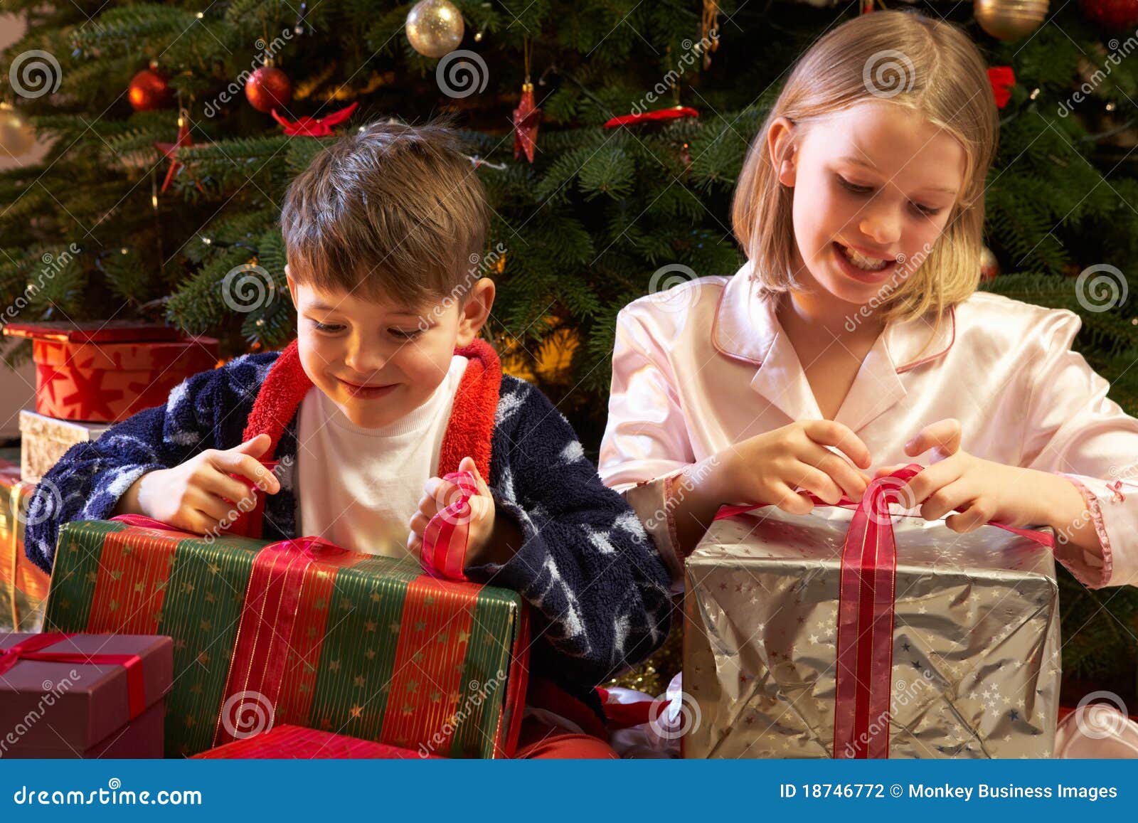 Bimbi Che Aprono I Regali Di Natale.Bambini Che Aprono I Regali Di Natale Fotografia Stock Immagine Di Eccitato Felice 18746772