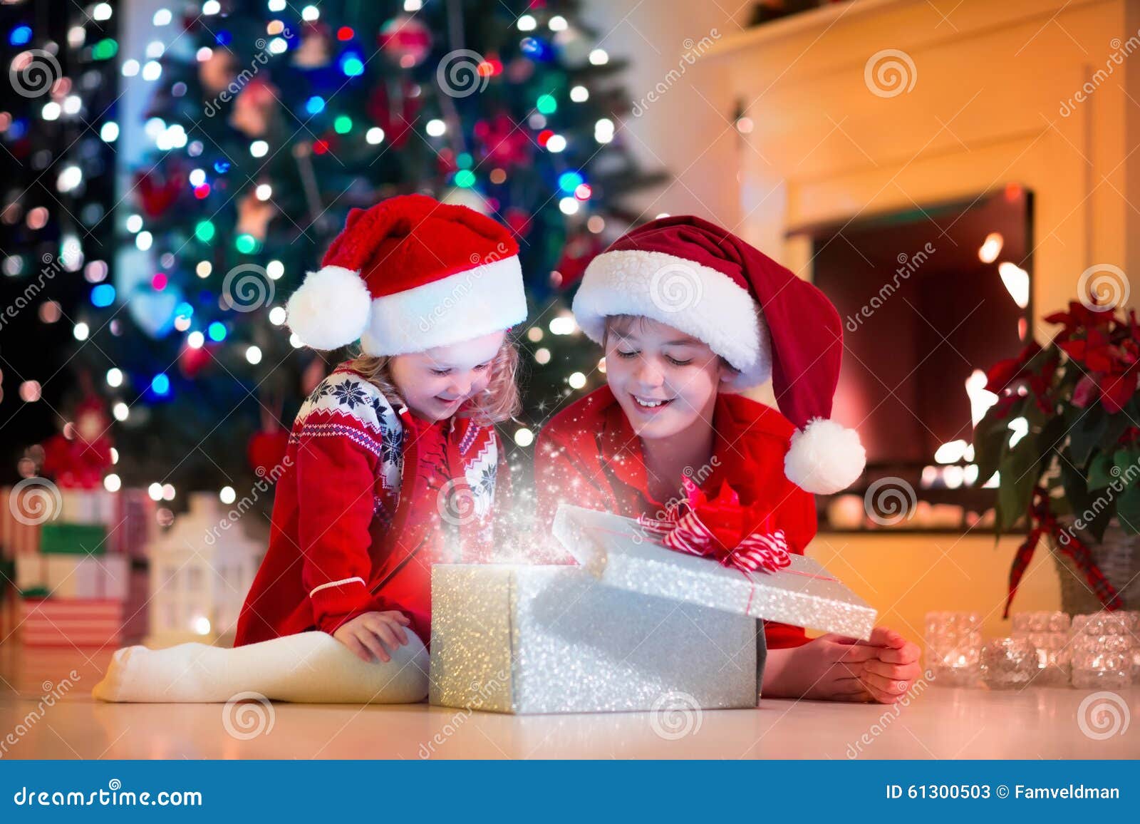 Bimbi Che Aprono I Regali Di Natale.Bambini Che Aprono I Regali Di Natale Immagine Stock Immagine Di Natale Scuro 61300503