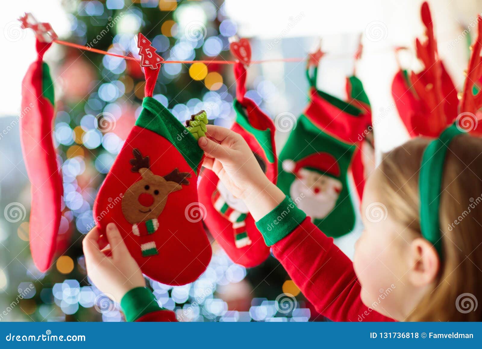 Cerca Regali Di Natale.Bambini Che Aprono I Regali Di Natale Bambino Che Cerca La Caramella Ed I Regali Nel Calendario Di Arrivo Sulla Mattina Di Invern Fotografia Stock Immagine Di Camino Claus 131736818