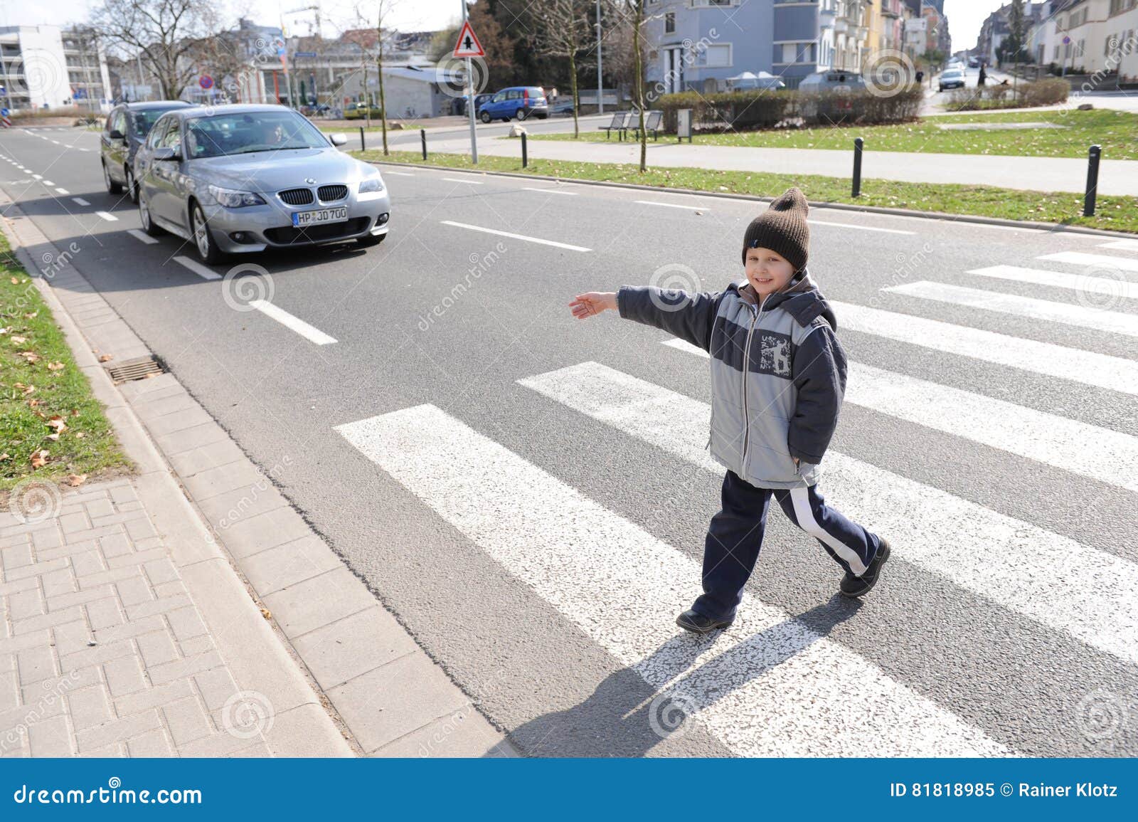 Сыновья пешеходов кратко. Дети пешеходы. Пешеходный переход для детей. Дети переходят дорогу. Пешеходы и машины.