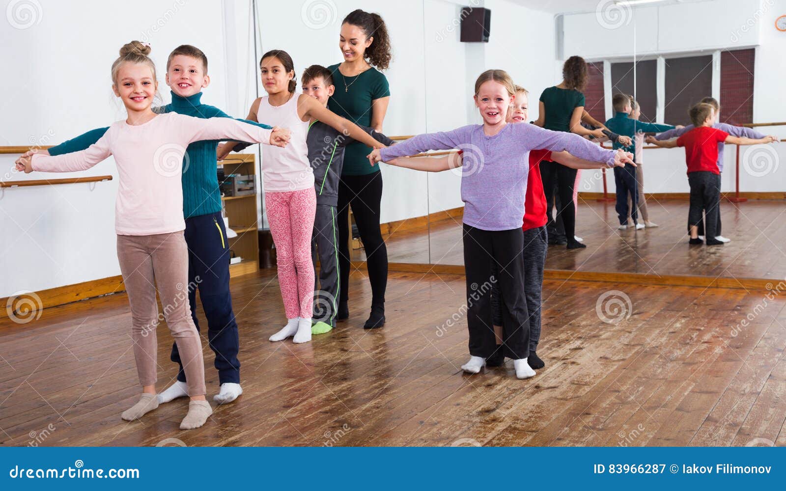 Bambini che ballano tango immagine stock. Immagine di socio 83966287