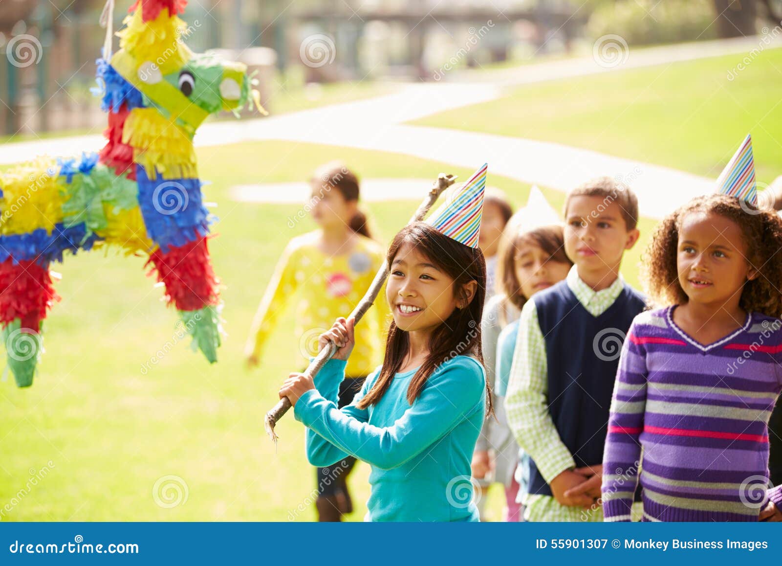 Bambini Che Colpiscono Pinata Alla Festa Di Compleanno Immagine