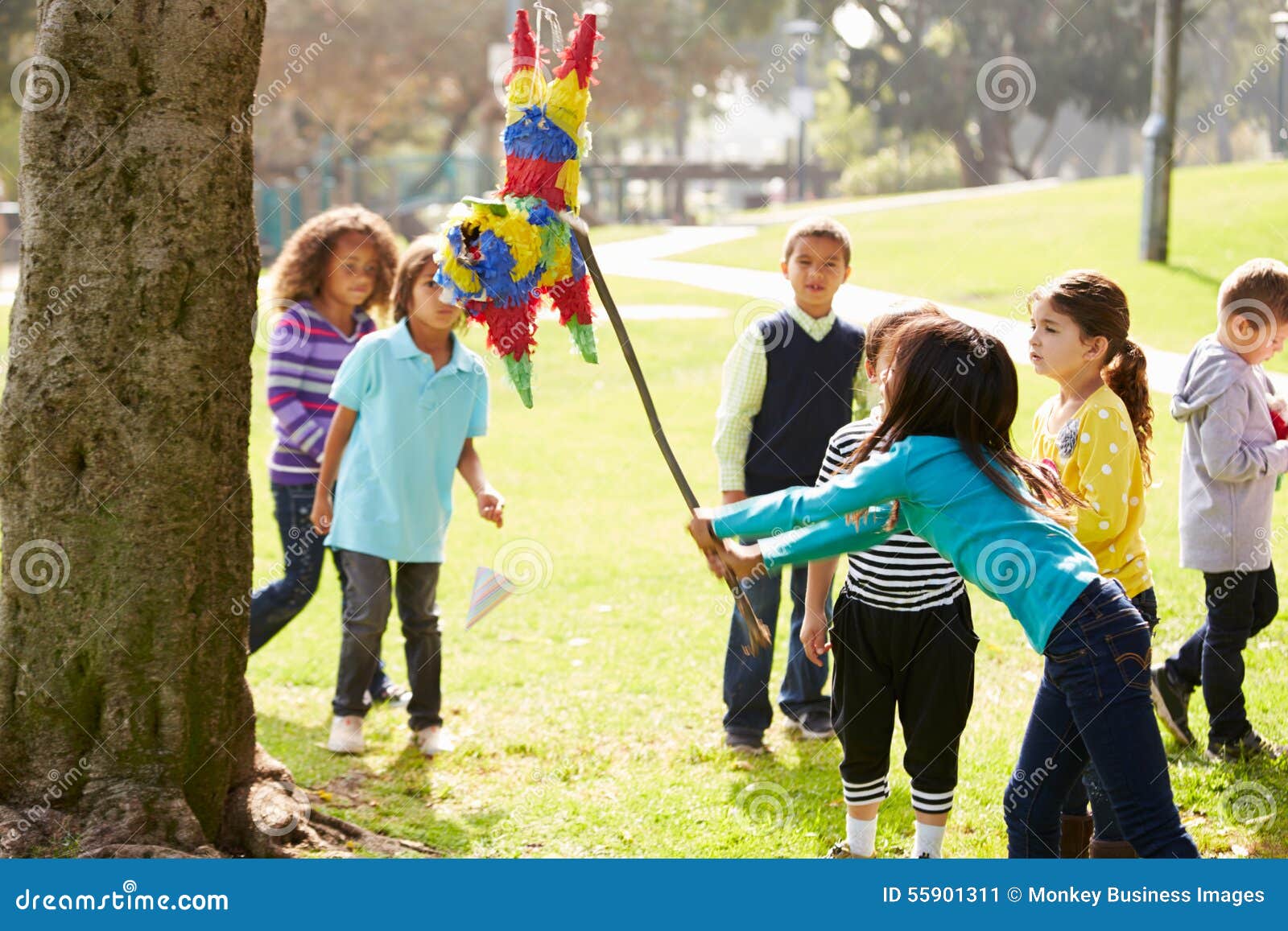 Bambini Che Colpiscono Pinata Alla Festa Di Compleanno Immagine Stock -  Immagine di compleanno, caucasico: 55901311