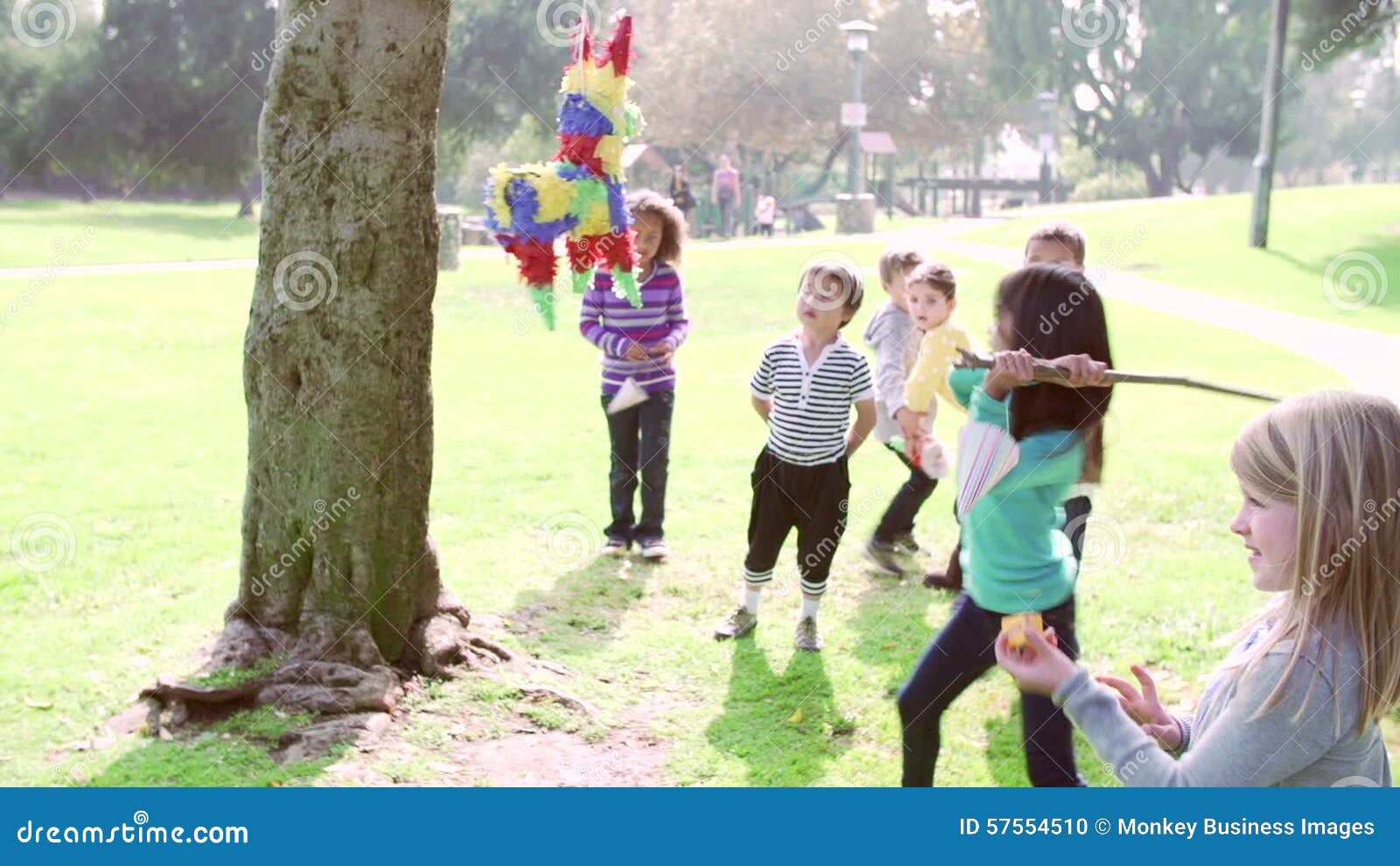 Bambini Che Colpiscono Pinata Alla Festa Di Compleanno Immagine